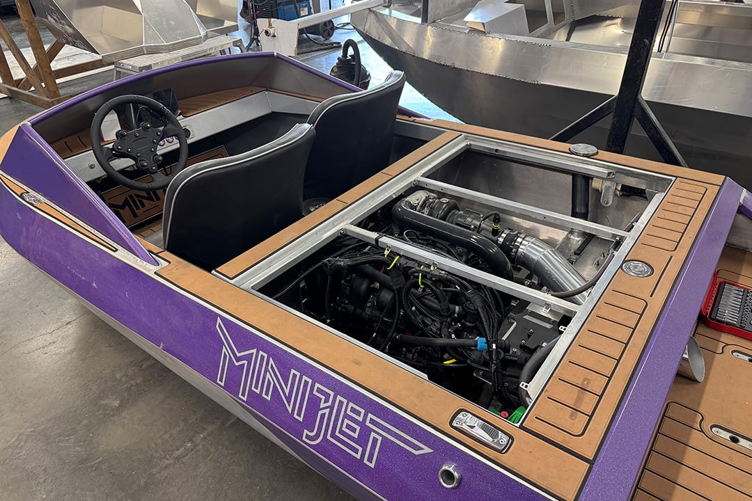Minijet_jet_boats_collaboration_Belassi_Powertrain_400_hp_engine_propulsion_1